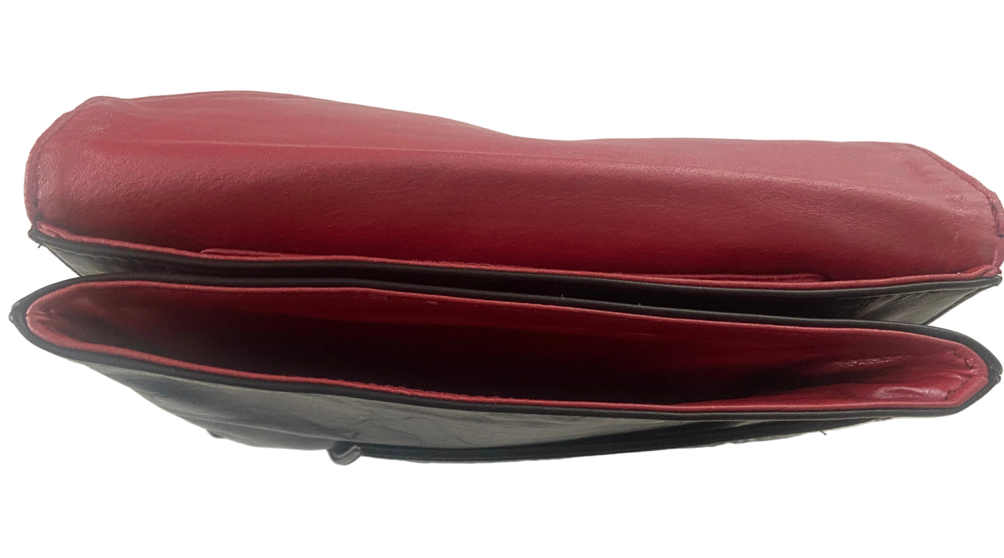 Most evening purses are made with synthetic materials or fabric linings that wear over time.
The ESIA clutch is constructed entirely from genuine leather — including the interior — offering superior durability, structure, and long-term value.