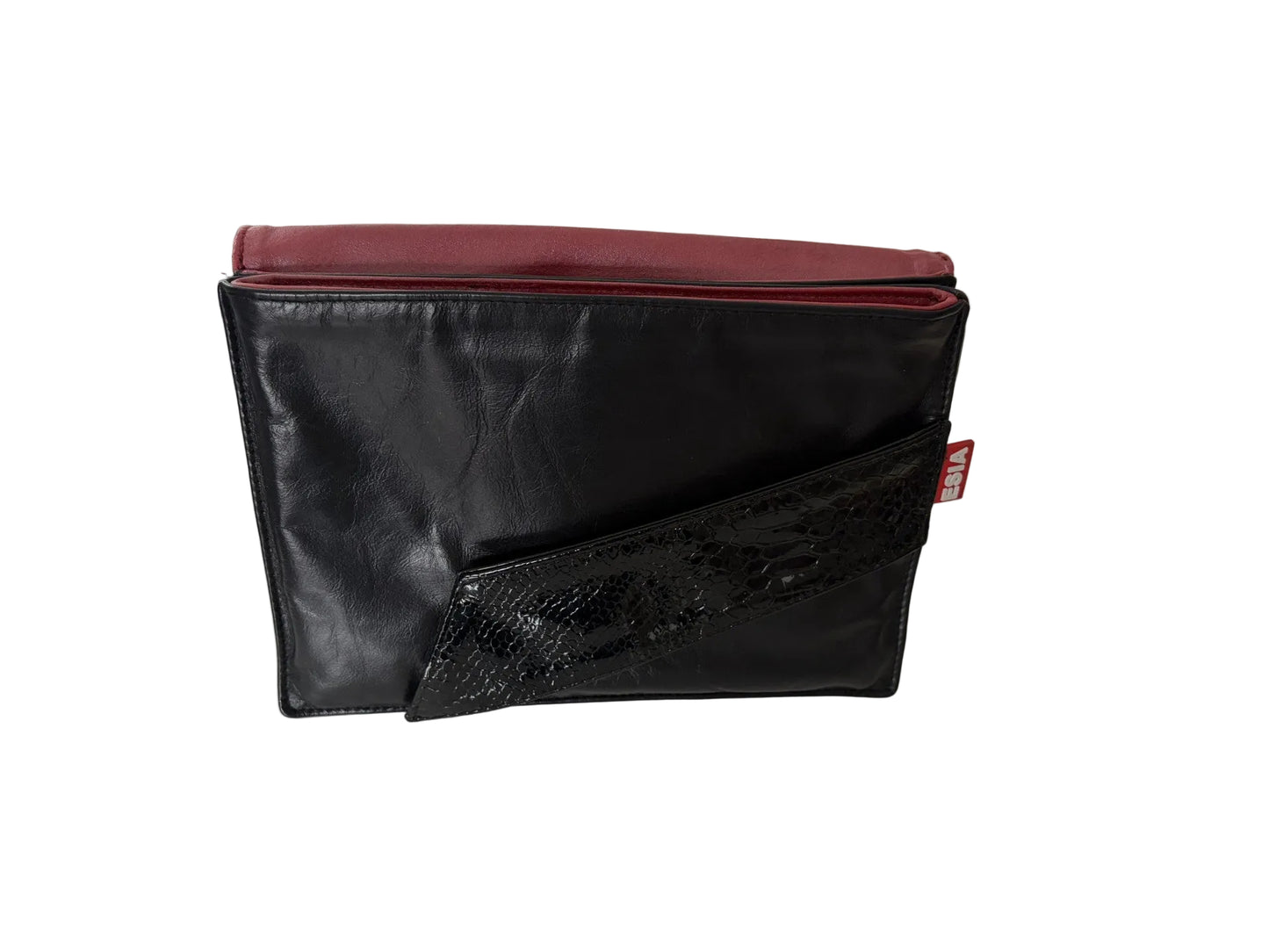 Most evening purses are made with synthetic materials or fabric linings that wear over time.
The ESIA clutch is constructed entirely from genuine leather — including the interior — offering superior durability, structure, and long-term value.