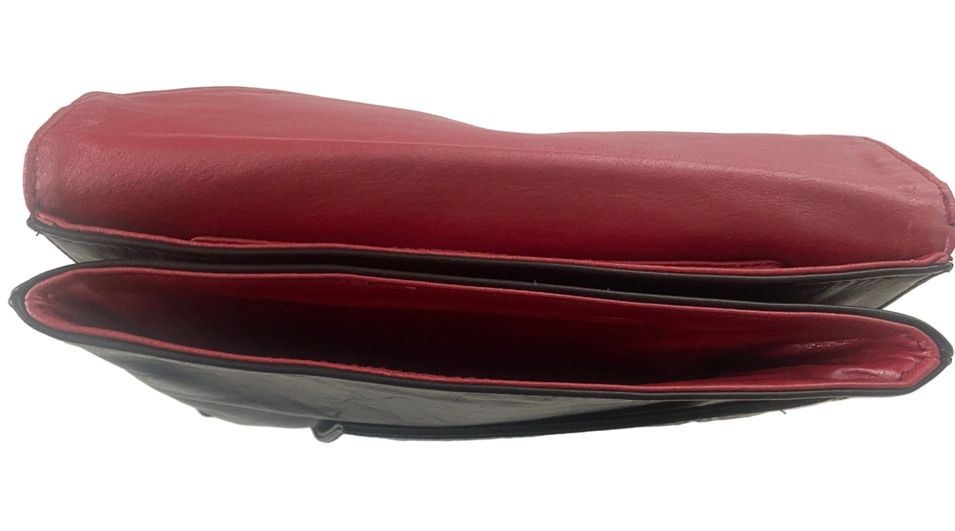 Most evening purses are made with synthetic materials or fabric linings that wear over time.
The ESIA clutch is constructed entirely from genuine leather — including the interior — offering superior durability, structure, and long-term value.